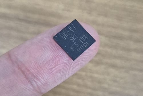 케이씨에스의 양자암호칩(QKEV7) 실물 크기.