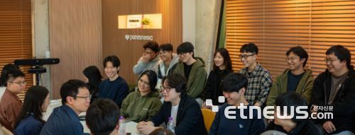 파네시아 선행개발캠퍼스에서 젊은 학생들 및 엔지니어들에게 조언을 전하는 임성규 교수(테이블 앞줄 왼쪽에서 네 번째), 그리고 정명수 파네시아 대표(테이블 뒷줄 왼쪽에서 네 번째).