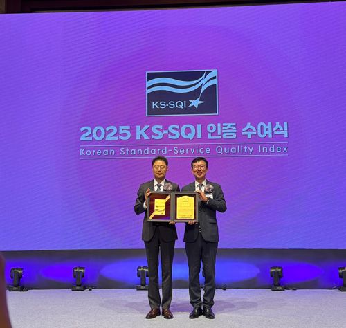3일 서울 롯데호텔에서 열린 2025 KS-SQI(한국서비스품질지수) 인증 수여식에서 박권일 DB손해보험 박권일 본부장(왼쪽)과 문동민 한국표준협회 회장이 기념촬영을 하고 있다.(사진=DB손해보험)