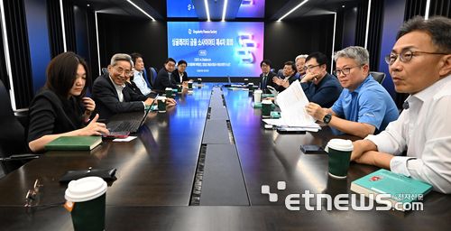 싱귤래리티 금융 소사이어티 제4차 회의가 21일 서울 중구 더존타워에서 열렸다. (왼쪽부터) 박선영 동국대 경제학과 교수, 윤종규 KB금융그룹 고문, 안수현 한국외국어대 법학전문대학원 교수, 윤종원 KDI 초빙연구위원, 이억원 서울대 경제학과 특임교수, 이효섭 자본시장연구원 선임연구위원, 김동섭 한국은행 금융결제국 디지털화폐기획팀장, 임일섭 예금보험공사 예금보험연구소장, 조윤제 연세대 경제대학원 특임교수(좌장),  손병두 토스인사이트 대표, 서병호 한국금융연구원 선임연구위원, 김철웅 신한은행 상임감사위원이 중앙은행 디지털화폐(CBDC)를 주제로 토론을 진행하고 있다.  이동근기자 foto@etnews.com