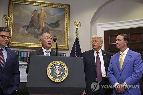 정의선 현대차그룹 회장이 24일(현지시간) 미국 백악관에서 대미투자를 발표하고 있다. [사진=워싱턴 AP=연합뉴스]