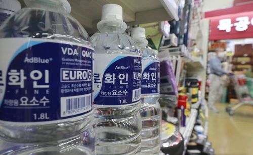 서울 시내 한 대형마트에 요소수가 진열돼 있는 모습. /사진=뉴시스