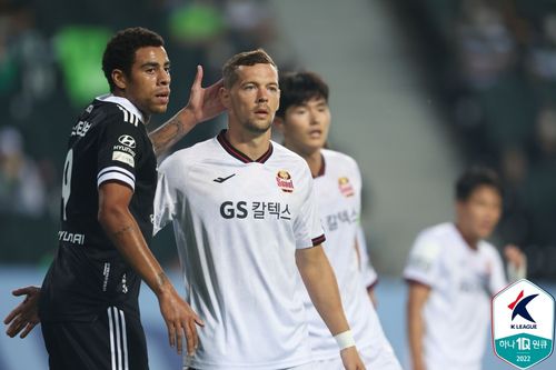 전북 구스타보(왼쪽)와 서울 일류첸코는 상대 수비에 봉쇄 당하며 무득점에 그쳤다. [한국프로축구연맹 제공]