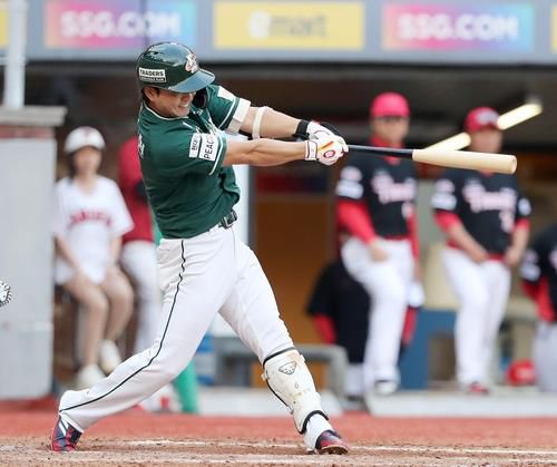 SSG가 김성현의 끝내기 안타로 5위 경쟁팀 KIA에 승리했다. [SSG 랜더스 제공]