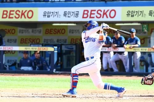 삼성 강민호는 3안타로 개인 통산 2천223경기 출장을 자축했다. [삼성 라이온즈 제공]