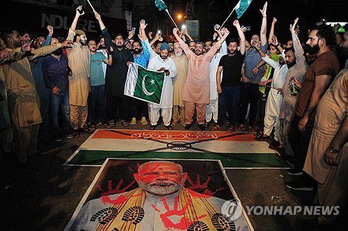 인도가 미사일 공습을 감행한 7일(현지시간) 파키스탄에서 반인도 시위가 벌어지고 있다.