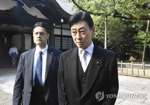 (도쿄 교도=연합뉴스) 니시무라 야스토시 일본 경제산업상이 8월 21일 도쿄 야스쿠니신사를 참배한 뒤 기자들의 질문에 답하고 있다. 2023.8.21 photo@yna.co.kr