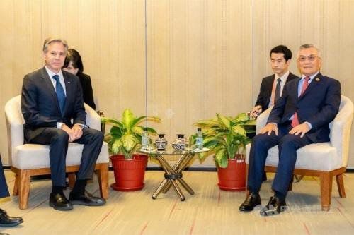 린신이 아시아태평양경제협력체(APEC) 대만 대표가 페루 리마에서 14일(현지시간) 토니 블링컨 미국 국무장관을 만나고 있다. 로이터 연합뉴스