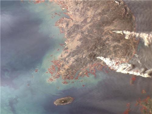 천리안 해양관측위성이 22일 오후 5시 15분 촬영한 산불 연기. /사진=연합뉴스