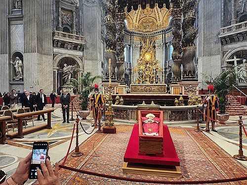 프란치스코 교황이 선종한 지 사흘째인 23일(현지시간) 바티칸 성 베드로 대성전에서 일반인 조문이 시작됐다. 성 베드로 대성전에 교황의 관이 놓인 모습. /사진=연합뉴스