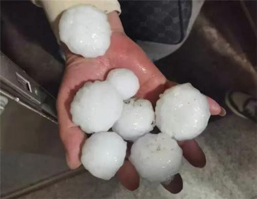 베이징에 떨어진 우박 사진/사진=웨이보, 연합뉴스