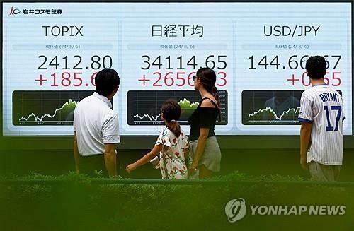 장중 일본 증시 및 환율 시황판. 연합뉴스