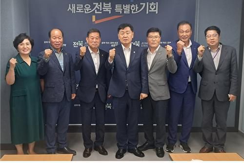 김관영 전북특별자치도지사(가운데)와 한국외식업중앙회 관계자들이 지난 14일 서울 영등포구에 있는 전북특별자치도 서울사무소에서 세제 개선을 위한 회의를 가졌다. 외식업중앙회 제공