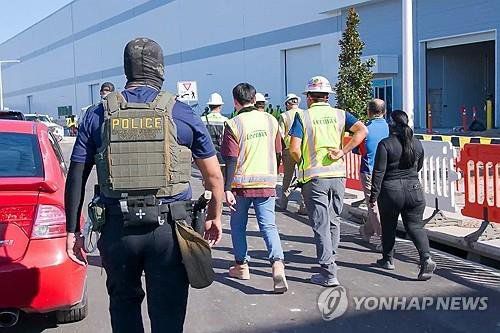 미 조지아 공장 단속하는 연방당국 요원. 연합뉴스