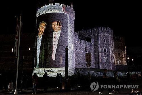 윈저성 벽에 영사된 과거 제프리 엡스타인과 도널드 트럼프 미국 대통령(오른쪽)의 모습.연합뉴스