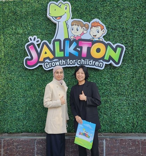 조아제약 관계자가 우즈베키스탄 파트너사 관계자와 기념 촬영을 하고 있다. 조아제약 제공