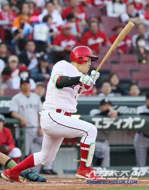 노는 투수땅볼, 3루수 땅볼을 기록하고 세 번째 타석에서 스랜드슬램을 날렸다. 사진캡처=히로시마 카프 SNS