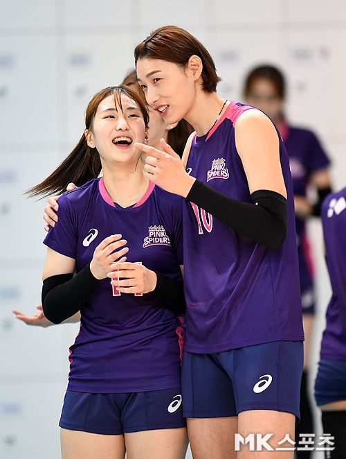 흥국생명 핑크스파이더스 배구단 미디어데이가 29일 경기도 용인시 흥국생명 연수원에서 진행됐다. 김연경(오른쪽)은 화기애애한 분위기를 주도했다. 사진(경기도 용인)=천정환 기자