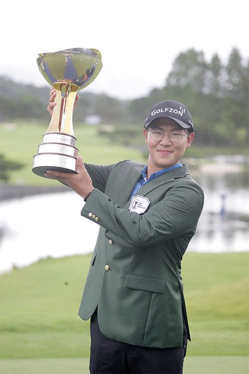 김성현이 한국프로골프(KPGA) 코리안투어 사상 처음으로 월요예선을 통과한 선수가 우승컵을 드는 쾌거를 이뤘다. 사진=KPGA 제공