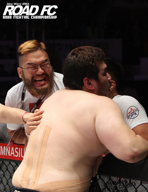 인터넷방송인 액션홍구(임홍규)가 e스포츠 프로게이머에 이어 종합격투기 프로선수도 개인 경력에 추가할 수 있을지에 관심이 쏠린다. 세컨드 자격으로 종합격투기 대회에 참여한 BJ홍구(왼쪽). 사진=로드FC 제공