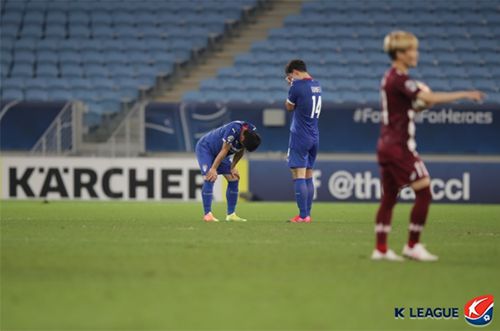 수원삼성 선수들이 10일(현지시간) 2020 AFC 챔피언스리그 8강 빗셀고베전에서 승부차기 패배 후 아쉬워하고 있다. 사진=한국프로축구연맹 제공