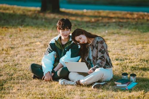 넷플릭스가 ‘런 온’을 12월 16일부터 전 세계에 서비스한다.  사진=런온 스틸컷