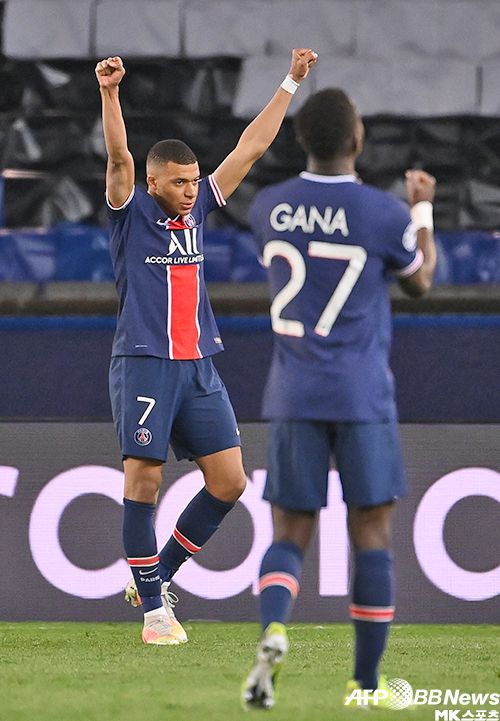 PSG가 바이에른 뮌헨을 제치고 창단 후 처음으로 챔피언스리그 4강에 2시즌 연속 진출했다. 킬리안 음바페(7번)가 8강 통과 후 기뻐하고 있다. 사진(프랑스 파리)=AFPBBNews=News1