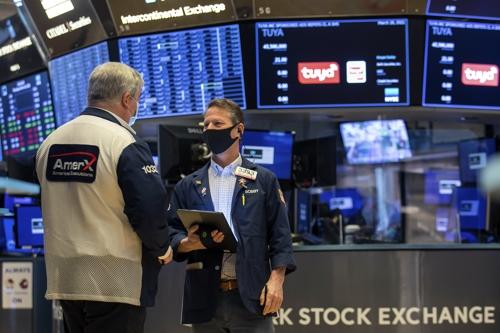 나스닥 지수가 3% 이상 급락한 지난 18일(현지시간)미국 뉴욕증권거래소 입회장에서 트레이더들이 업무를 논의하고 있다. /사진=AP연합뉴스