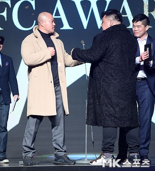 축구선수 출신 영화배우 금광산(가운데 왼쪽)은 전직 야쿠자 파이터 김재훈(가운데 오른쪽)을 상대로 오는 7월3일 로드FC 58에서 종합격투기 프로 데뷔전을 치른다. 사진=MK스포츠DB