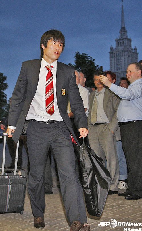 박지성이 2007-08 유럽축구연맹 챔피언스리그 결승 시작 이틀을 앞두고 맨유 선수단 일원으로 개최지에 도착해 숙소로 이동하고 있다. 사진(러시아 모스크바)=AFPBBNews=News1