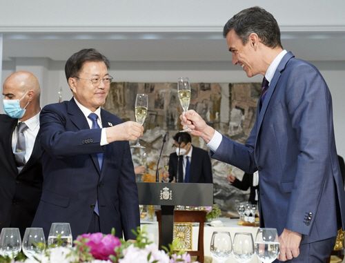 지난해 6월 스페인을 국빈 방문한 문재인 대통령이 스페인 마드리드 몬클로아 총리궁에서 열린 페드로 산체스 총리와의 오찬에 참석, 산체스 총리와 건배하고 있다. [사진 출처 = 연합뉴스]