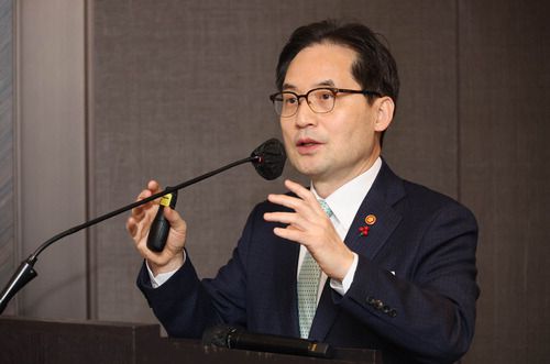 외국계 기업 최고경영자(CEO)와 임원들에게 정책 방향을 설명하고 있는 한기정 공정거래위원회 위원장.  
<이충우 기자>