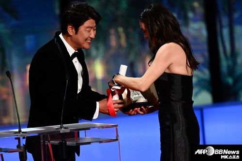 특히 지난해 개최됐던 제75회 칸 영화제에서 영화 ‘브로커’로 남우주연상을 차지한 배우 송강호가 여우주연상 시상자로 나서 눈길을 끌었다. 사진=ⓒAFPBBNews=News1