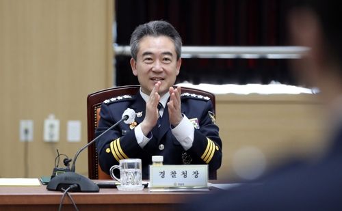 박수치는 윤희근 경찰청장. [사진 출처 = 연합뉴스]