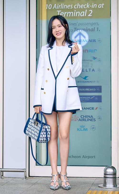 배우 손예진이 득남 후 첫 외출에 나섰다. 사진=발렌티노