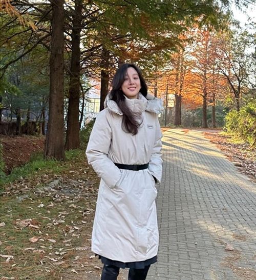 배우 정려원은 코트 같은 드레스업 후드 패딩룩을 선보였다. 사진 = 정려원 SNS