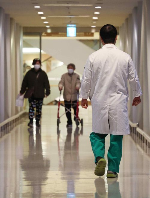 서울대·세브란스·삼성서울·서울아산·서울성모병원 등 ‘빅5’ 병원 전공의들이 근무를 중단하기로 한 20일 오전 서울 시내 한 병원에서 의료진과 환자들이 이동하고 있다. [사진 = 연합뉴스]