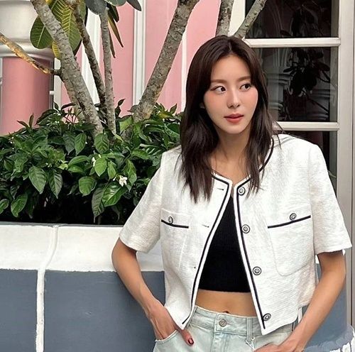 유이는 블랙 크롭 톱과 트위드 화이트 재킷을 착용해 클래식하면서도 세련된 스타일을 선보였다.  사진=유이 SNS