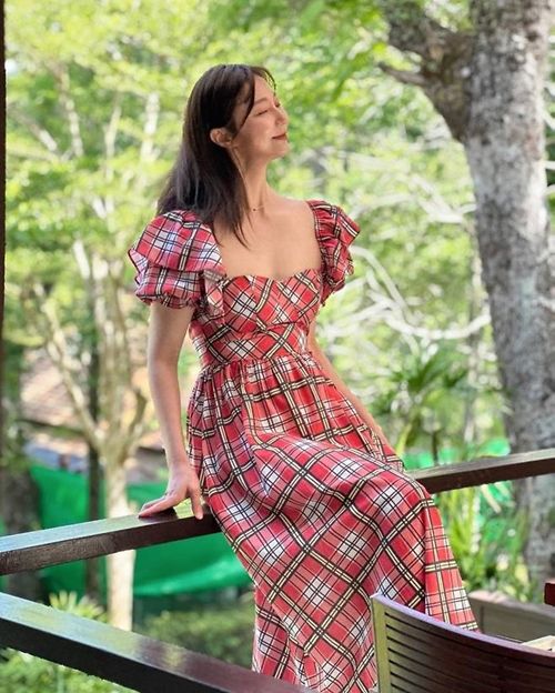 안혜경이 레드와 화이트 컬러가 어우러진 플래드 패턴의 원피스를 착용하고 있다.  사진=안혜경 SNS