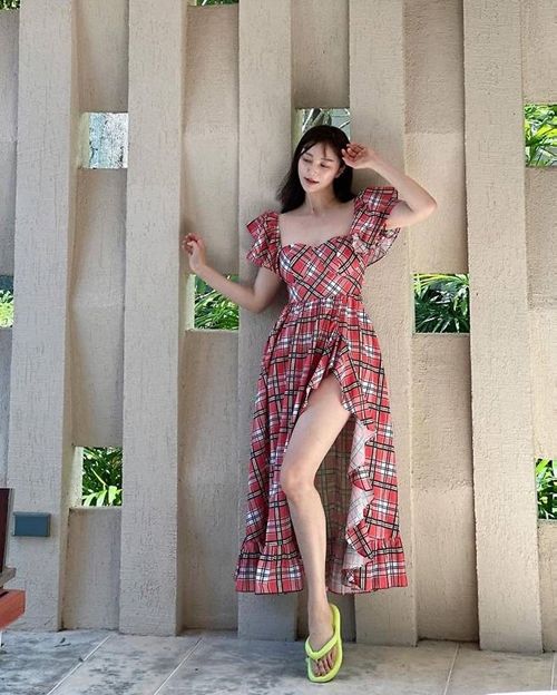 안혜경이 발랄한 여름 패션을 완성했다. 사진=안혜경 SNS