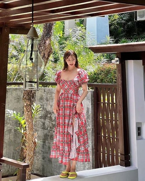 쇄골 라인이 드러나는 디자인과 하이 슬릿이 적용된 드레스를 입은 안혜경이 날씬한 각선미를 강조하며 여성스러움을 더욱 부각시켰다.  사진=안혜경 SNS