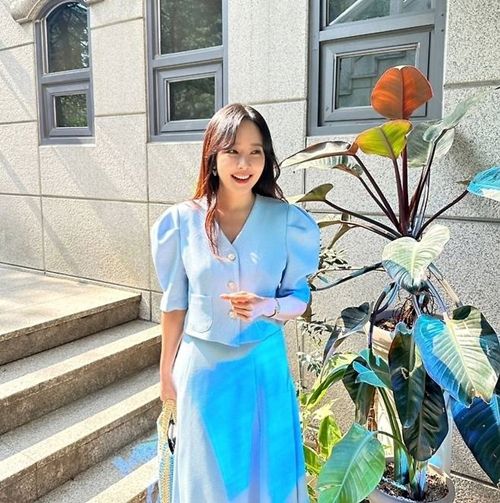 소유진이 고급스러운 손목시계와 브랜드 로고가 돋보이는 대형 토트백을 함께 사용하여 세련된 패션 감각을 드러냈다. 사진=소유진 SNS