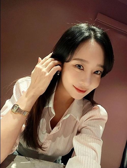 소유진이 편안한 일상을 연상케 하는 핑크색 스트라이프 셔츠와 데님 팬츠를 입고 깔끔한 캐주얼룩을 선보였다. 사진=소유진 SNS