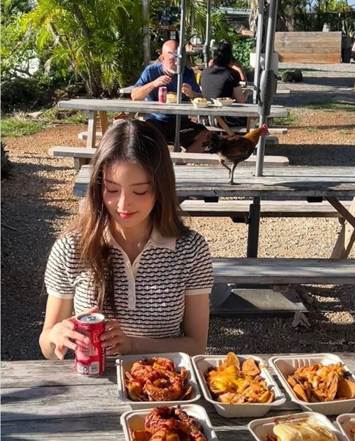 이세영은 흰색과 검은색 줄무늬가 조화를 이룬 짧은 드레스를 선택했다. 사진=이세영 SNS