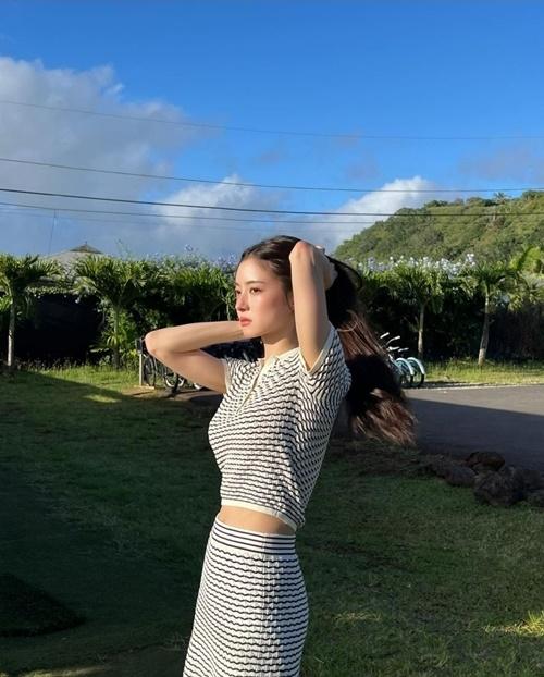 이세영의 헤어스타일은 긴 웨이브로 자연스럽게 늘어뜨려져 있으며, 햇빛을 받아 반짝이는 갈색 머리카락이 그녀의 부드럽고 여성스러운 이미지를 더욱 돋보이게 한다. 사진=이세영 SNS