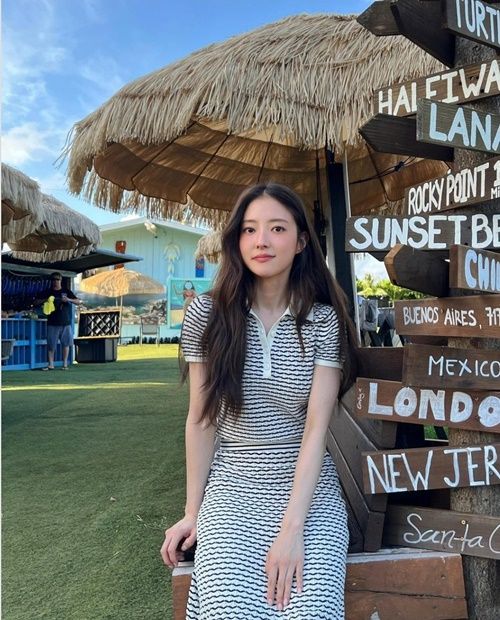 이세영은 푸른 하늘과 울창한 야자수가 어우러진 리조트를 배경으로, 여유로운 오후를 만끽하는 모습이다. 사진=이세영 SNS