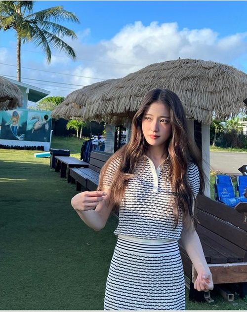 이세영의 자연스러우면서도 세련된 매력을 강조하며, 그녀의 일상 속 여유와 패션 센스를 엿볼 수 있는 기회를 제공했다. 사진=이세영 SNS