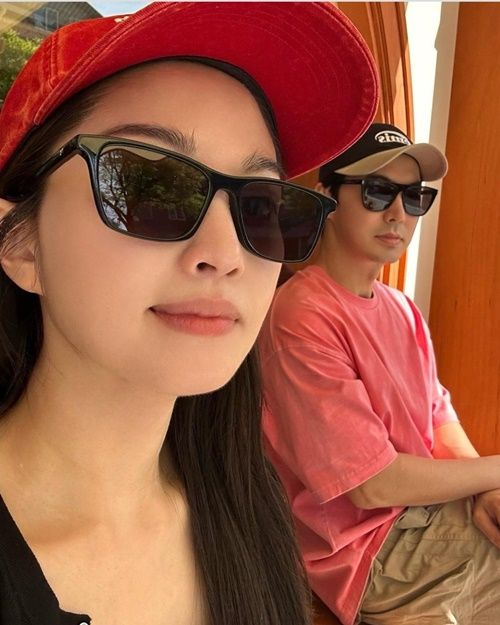 류이서와 전진은 여름을 맞이하여 각각 편안하면서도 스타일리시한 패션을 선보이고 있어 보는 이들의 시선을 사로잡았다. 사진=류이서 SNS