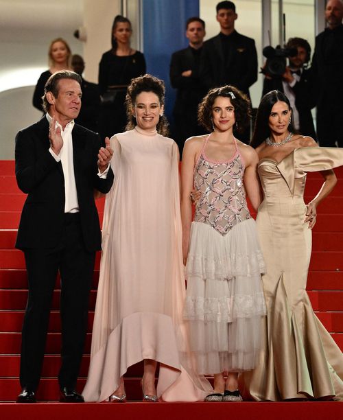 영화 ‘The Substance’에서 소속사 사장 역을 맡은 배우 데니스 퀘이드, 영화의 각본을 쓰고 연출한 코랄리 파지트 감독, 수 역을 맡은 마거릿 퀄리, 엘리자베스 스파클 역을 맡은 데미 무어. [AFP·연합뉴스]