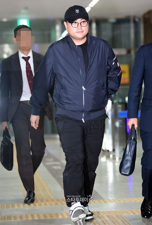 조사 후 6시간을 버티타 밤 10시 40분에서야 취재진 앞에 모습을 드러낸 김호중. 사진 ㅣ유용석 기자